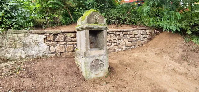Gemauerte Natursteinmauer im Hang