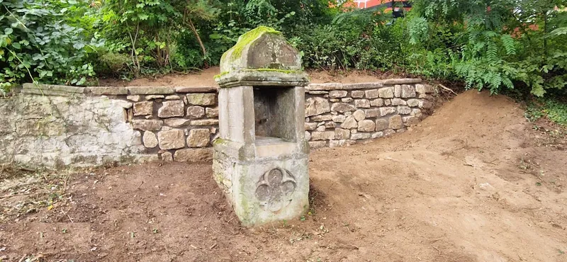 Gemauerte Natursteinmauer im Hang