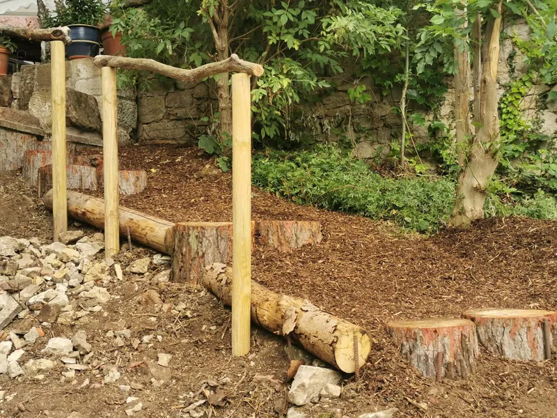 Naturtreppe aus Holz und Stein am Hang