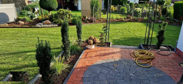 Komplett neu gestalteter Garten mit Rasen und Wegen