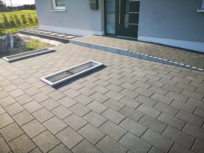 Neu verlegte Pflasterfläche vor einem Haus