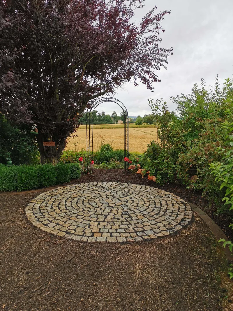 Gepflastertes Rondell in einem Gartenbeet