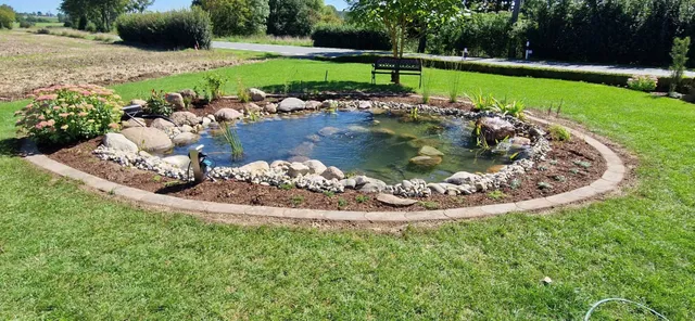 Angelegter Gartenteich mit Natursteinrand
